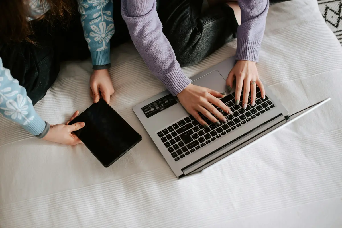 laptop tablet ludzie