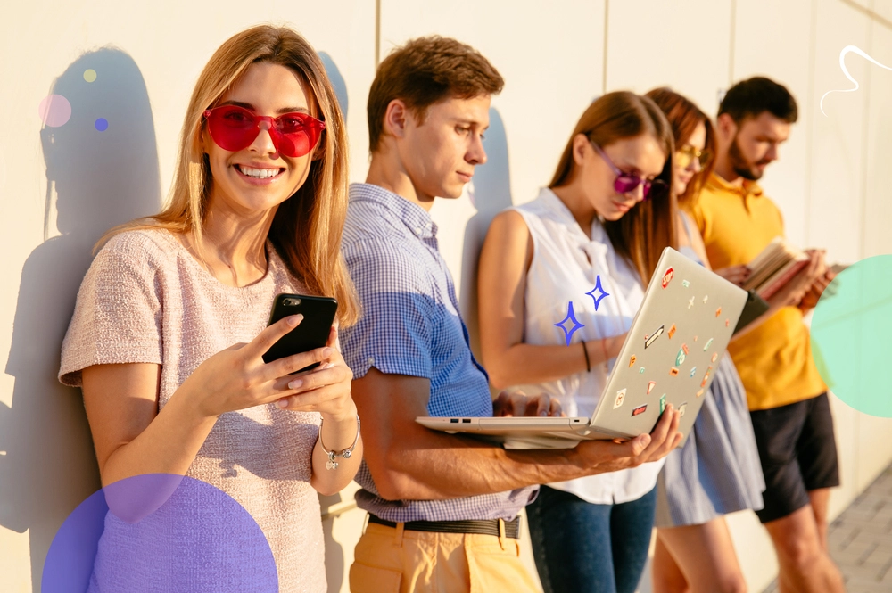 Ludzie z telefonami i laptopem